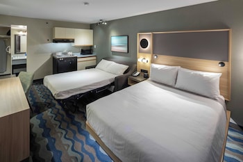 Queen Bed Kitchenette