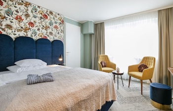 Suite, 1 King Bed with Sofa bed, Non Smoking