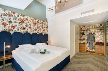 Junior Suite, 1 King Bed with Sofa bed, Non Smoking