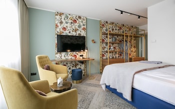 Suite, 1 King Bed with Sofa bed, Non Smoking