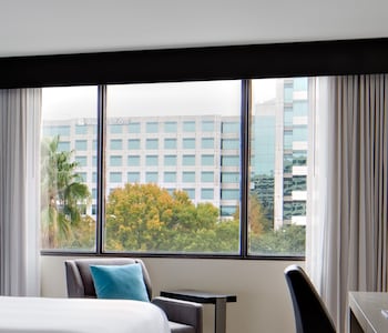 Room, 1 King Bed (Mobility/Hearing Access, Roll-in Shwr)