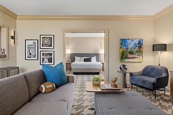 Suite (College Football, 1 Kng Bd & Sofa Bd)