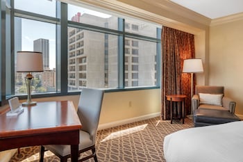Premier Room, 1 King Bed, Corner (Executive, Centennial Olympic Park Vw)
