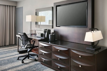 Club Room, 1 King Bed (Mobility Accessible, Roll-in Shower)