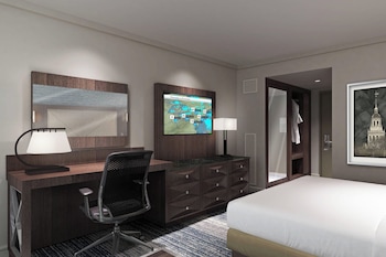 Club Room, 1 King Bed (Mobility Accessible, Roll-in Shower)