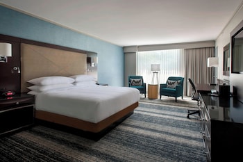 Club Room, 1 King Bed (Mobility Accessible, Roll-in Shower)