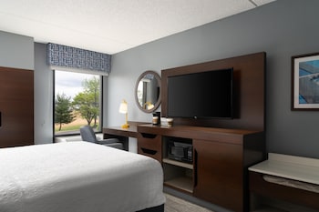 Room, 1 Queen Bed, Refrigerator & Microwave