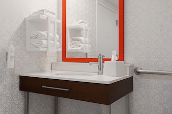 Room, 1 King Bed, Accessible (Roll-In Shower)
