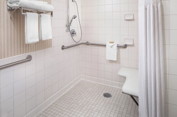 Room, 1 King Bed, Hearing Accessible, Non Smoking (Mobility, Roll-in Shower)