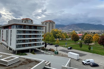 Main Building, 2 Queens Beachview