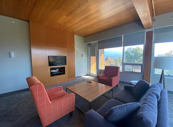 West Wing, Partial Lakeview Suite