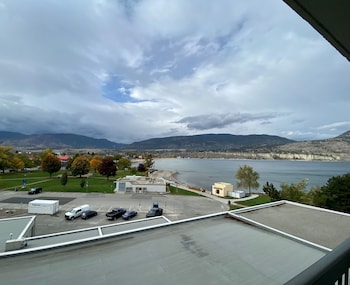 Main Building, 2 Queens Beachview