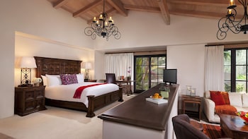 Suite, 1 King Bed (Olive Grove)