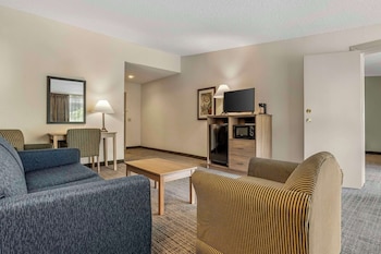 Suite, 2 Queen Beds and 1 Sofa Bed, Non Smoking