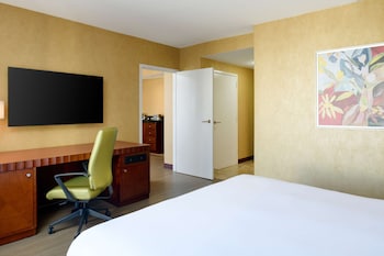 Suite, 1 King Bed, Accessible (Mobility & Hearing, Bathtub)