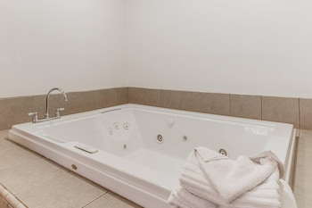Room, 1 King Bed, Non Smoking, Hot Tub