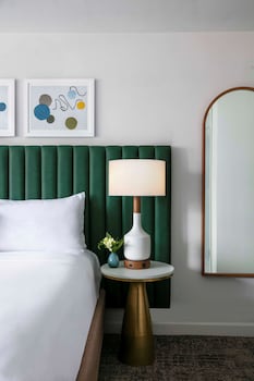 Premier Room, 1 King Bed, Accessible