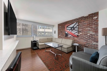 Suite, 1 Bedroom (Lasalle, King, Hearing Accesible)