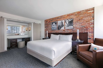 Suite, 1 Bedroom (Lasalle, King, Hearing Accesible)