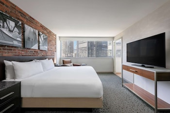 Suite, 1 Bedroom (Lasalle, King, Hearing Accesible)