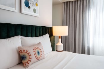 Premier Room, 1 King Bed, Accessible (Royal, Tub)