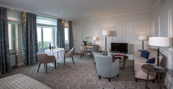 Suite, Lake View