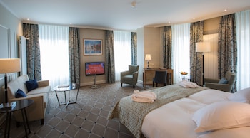Suite, Lake View