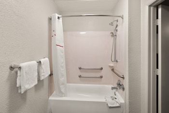 Standard Room, 1 King Bed, Accessible (Smoke Free)