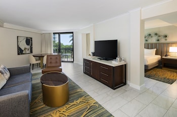 Suite, 1 King Bed, Ocean View, Mobility Accessible (Bathtub)