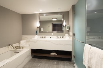 Room, Multiple Beds (Mobility, Bathtub)