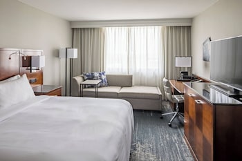 Club Room, 1 King Bed with Sofa bed