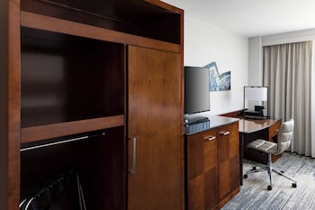 Deluxe Room, 1 King Bed with Sofa bed