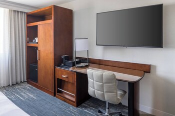 Deluxe Room, 1 King Bed with Sofa bed