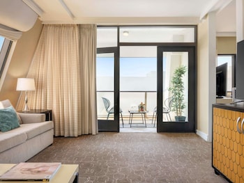 Suite, 1 King Bed (Beverly Boulevard View)