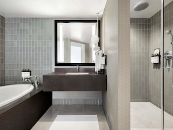 Suite, 1 King Bed (Beverly Boulevard View)
