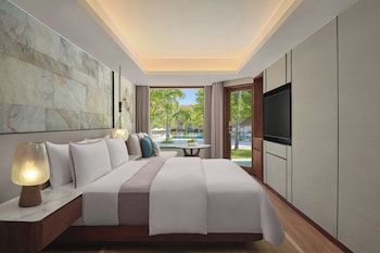 Deluxe Pool View, 1 King, Terrace