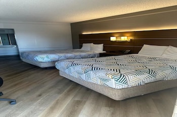 Deluxe Room, 2 Queen Beds, Non Smoking, Refrigerator & Microwave