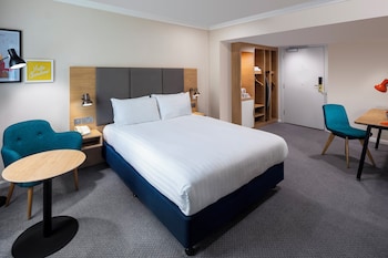 Standard Room, 1 Queen Bed, Accessible (Walk in Shower)