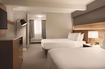 Room, 2 Queen Beds, Accessible (Roll-In Shower)