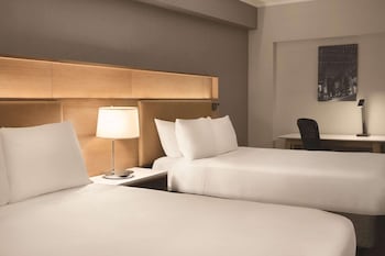Room, 2 Queen Beds, Accessible (Roll-In Shower)