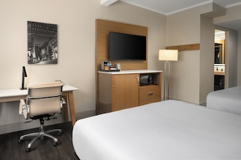 Room, 2 Queen Beds, Accessible (Roll-In Shower)