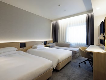 Style Twin Room, with Sofa bed, Non Smoking (Main Bldg)