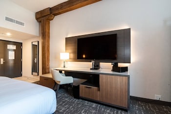 Club Room, 1 King Bed with Sofa bed