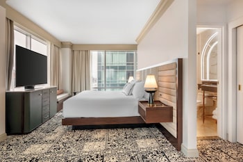 Suite, 1 King Bed with Sofa bed (Plaza Suite)