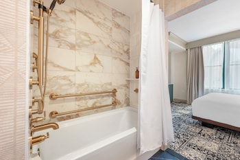 Deluxe Room, 1 King Bed, Accessible