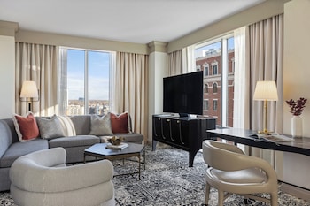 Suite, 1 King Bed with Sofa bed (Plaza Suite)