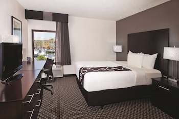Room, 1 Queen Bed, Non Smoking (Bathtub w/ Grab Bars)