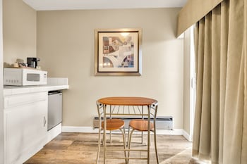 Standard Room, 1 Queen Bed