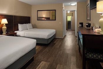 Deluxe Room, 3 Queen Beds