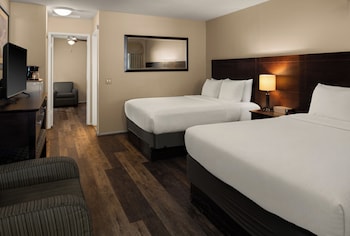 Deluxe Room, 3 Queen Beds